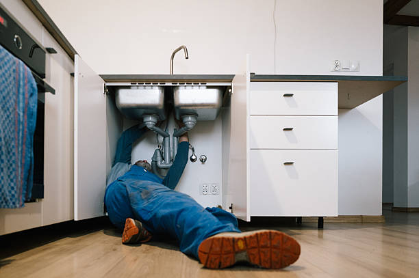 Professional Emergency Plumber technician working in Solon, OH